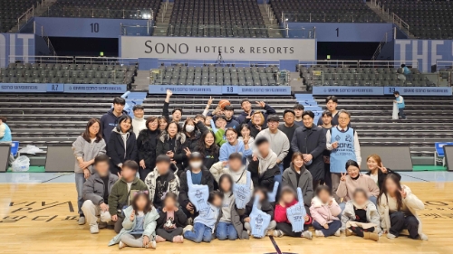 아동보호시설 어린이 농구경기 관람 체험학습 후 기념사진 촬영 모습. 사진=광동제약
