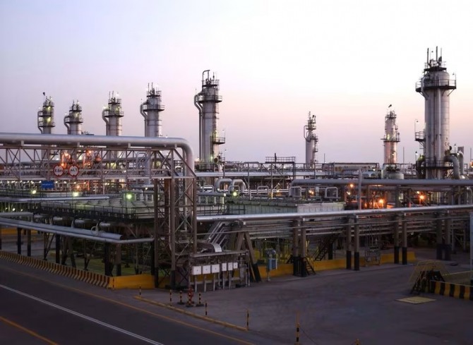 사우디아라비아 동부에 위치한 국영 석유기업 아람코의 석유 정제 시설 모습.  사진=로이터