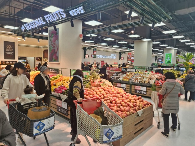 한국은행이 20일 발표한 '3월 소비자동향조사' 결과에 따르면 3월 기대인플레이션율은 3.2%로 집계돼 전월(3.0%)대비 0.2%포인트(p) 상승했다. 사진은 롯데마트 은평점 농산물 코너 전경. 사진=롯데마트