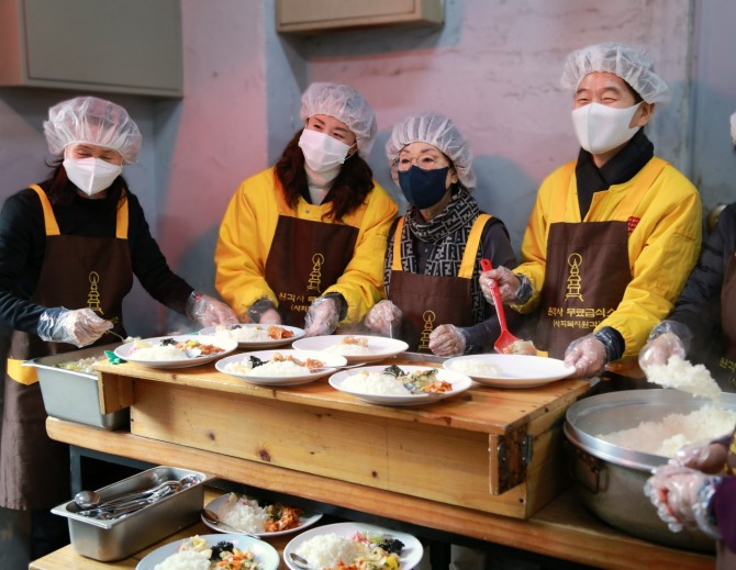 아성다이소 임직원들이 지난달 31일 저소득 노인과 노숙인들을 대상으로 제공하는 무료점심을 배식하고 있다.  /사진=아성다이소