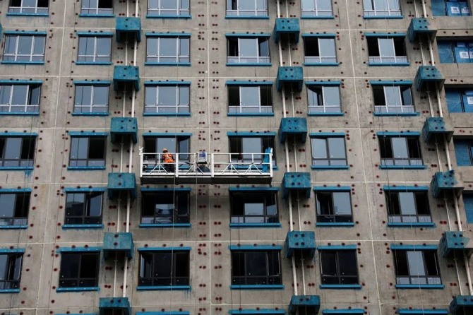 중국 주택이 과잉 공급돼 1억5000만명 수용 공간이 텅 비어 있다. 2023년 9월 6일 중국 베이징의 주거용 건물 건설 현장에서 노동자가 일하고 있는 모습. 사진=로이터