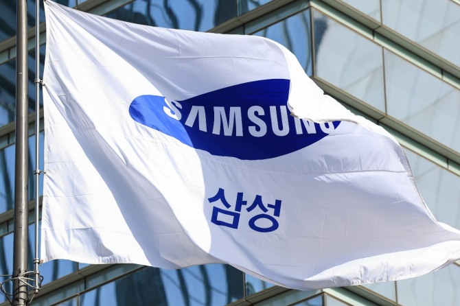 이재용 삼성전자 회장의 부당 합병·회계 부정 혐의 사건 1심 선고를 하루 앞둔 지난 4일 서울 삼성전자 서초사옥에 걸린 삼성 깃발이 바람에 휘날리고 있다. 사진=연합뉴스