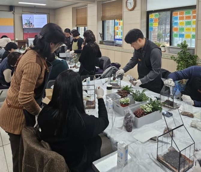 연수 참가자들이 원예 치유 식물 만들기 실습을 하고 있다. 사진=전남교육청