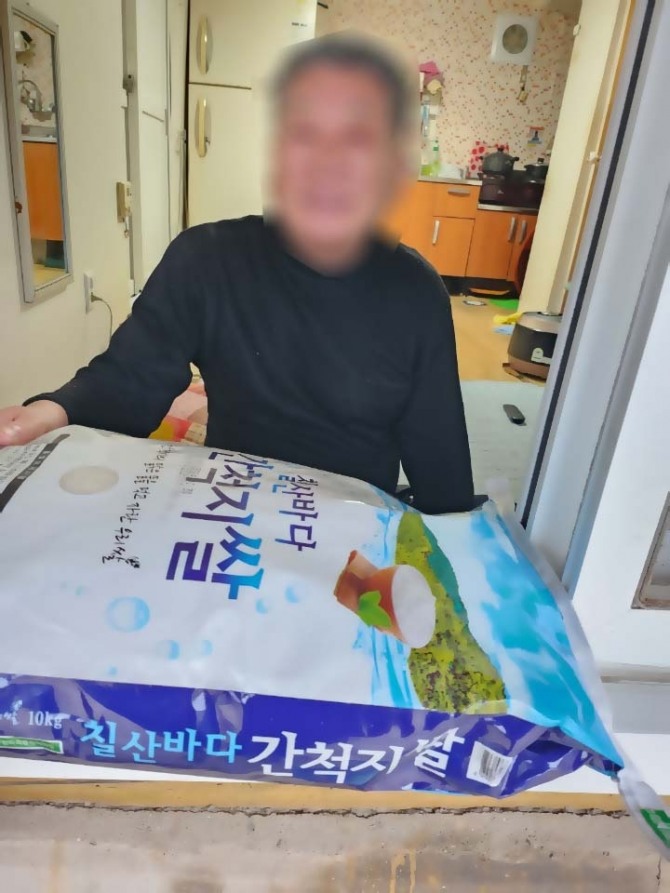 무안군 몽탄면 지역사회보장협의체는 지난 2일 설 명절을 앞두고 면내 생활이 어려운 이웃 45가정을 직접 방문하여 따뜻한 격려와 함께 쌀 10kg를 전달하며 온정을 나눴다. 사진=무안군