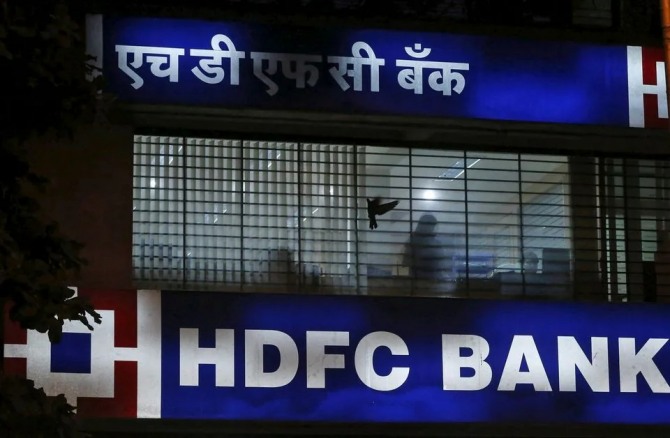 투자자들이 ‘넥스트 차이나’로 인도를 주목하고 있다. 인도 뭄바이에 있는 HDFC 은행 지점의 창문 너머로 새 한 마리가 날아가고 있는 모습.  사진=로이터 