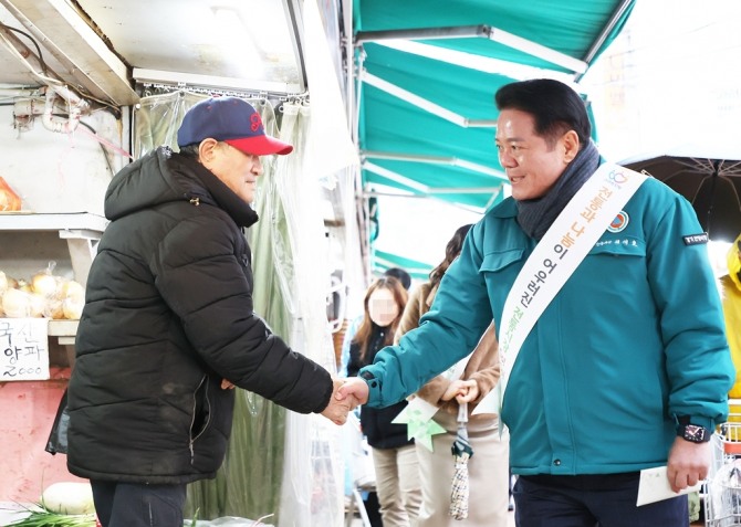 최대호 안양시장, 관양시장 방문한 모습. 사진=안앙시