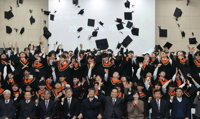 지난 8일 서울도시과학기술고등학교에서 열린 졸업식에서 졸업생들이 학사모를 던지며 기념촬영을 하고 있다. 사진은 기사의 특정내용과 관련 없음.사진=연합뉴스