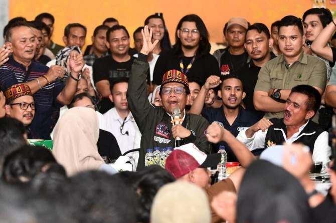 부통령 후보 마흐푸드 메릴랜드가 1월 31일 인도네시아 반다 아체에서 생중계된 인스타그램 성명에서 인도네시아 최고 안보부 장관직 사임을 발표한 후 선거 유세 집회에서 연설하고 있다. 사진=로이터 