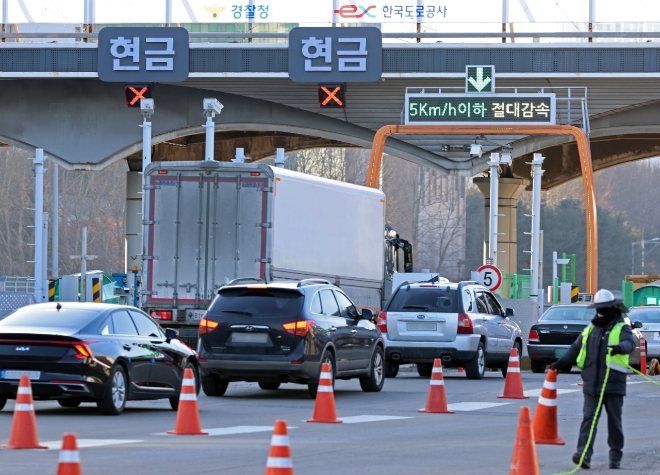 정부가 설 연휴 기간 고속도로 통행료를 면제하고, 고속철도 역귀성 승차권을 할인하는 등의 내용을 담은 교통·건설·물류 '설 민생안정대책'을 발표했다. 16일 오전 경기도 성남시 분당구 서울톨게이트에 차량이 통행하고 있다. 사진=뉴시스