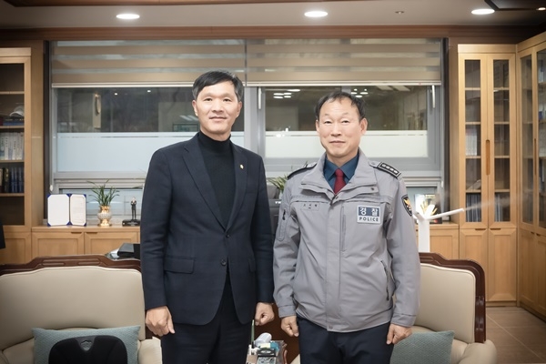 김현택 남양주시의회 의장이 신임 북부경찰서장을 접견하고 상호협력 방안을 온의 했다. 사진=남양주시의회