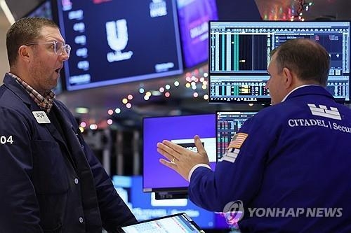 미국 뉴욕증권거래소(NYSE) 트레이더들. 사진=연합뉴스