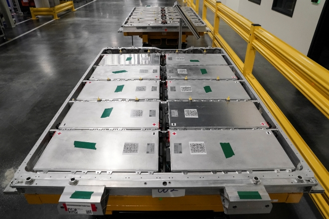 미국 앨라배마주 우드스탁에 위치한 메르세데스 벤츠 전기차 배터리 공장의 리튬이온 배터리팩. 사진=로이터