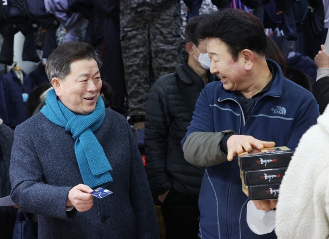 박승원 광명시장은 설 명절 연휴를 앞둔 지난 6일 오후 광명전통시장을 방문해 민생 물가 현장 점검에 나섰다. 사진=광명시