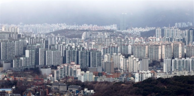 지난달 31일 기준 서울 아파트 거래량이 총 1383건을 기록했다. 사진은 서울 중구 남산에서 바라본 아파트 모습. 사진=뉴시스
