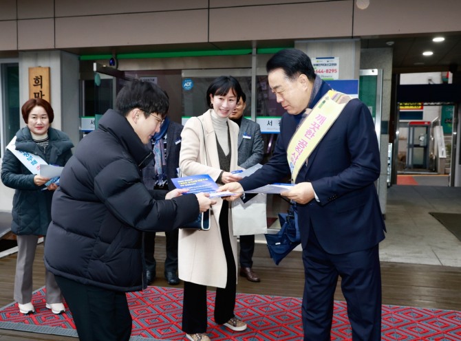 화순군은 지난 6일 설 명절 맞이 청렴 운동을 전개하였다. 사진은 구복규 화순군수가 출근길 직원에게 청렴안내 전단지를 나눠주는 모습. 사진=화순군