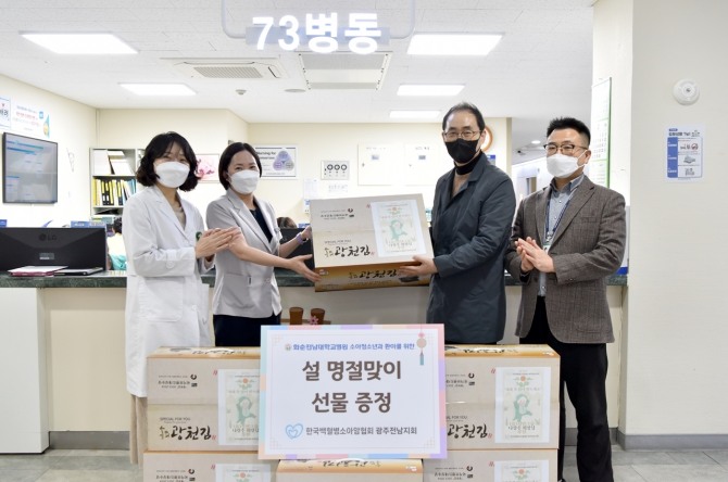 화순전남대학교병원이 설 명절을 맞아 소아청소년 병동 환자와 의료진에게 용기와 희망을 담은 선물을 전달했다. 사진=화순전남대병원