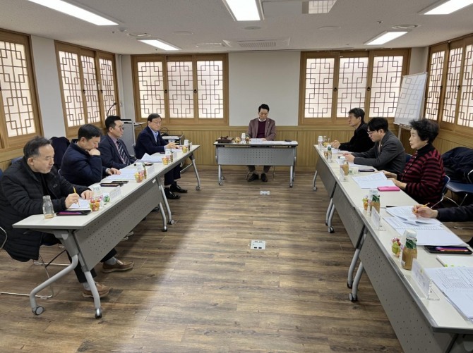 김태수 서울시의회 교육연수위원장(가운데)이 회의를 주재하고 있다. 사진=서울시의회