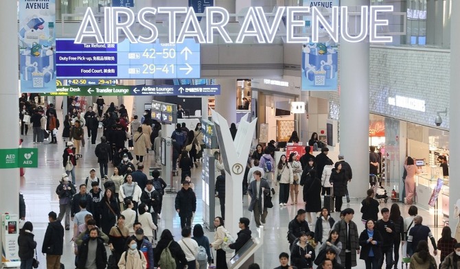 설 연휴를 앞두고 인천국제공항 면세점에서 여행객들이 오가고 있다. 사진=연합뉴스