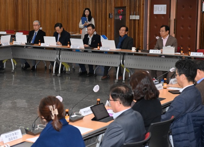 이현재 하남시장이 6일 시청 대회의실에서 열린 ‘제7회 시민참여 주간회의’에 참석해 시민들과 시정 현안을 논의하고 있다. 사진=하남시