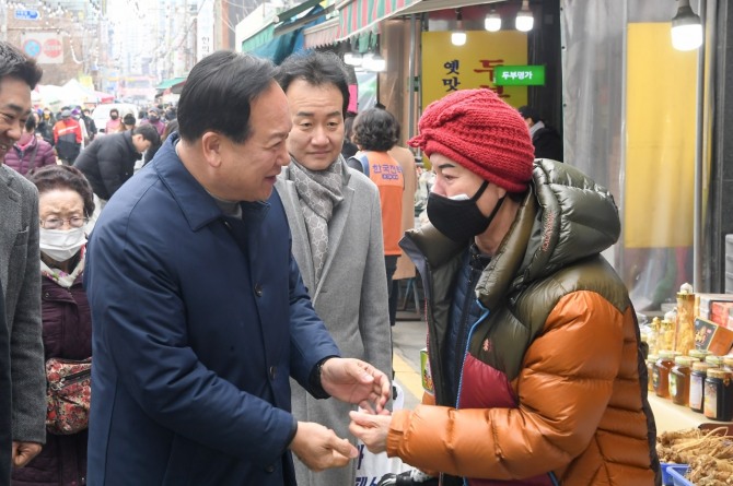 이권재 오산시장, 설맞이 전통시장 장보기 행사 진행. 사진=오산시