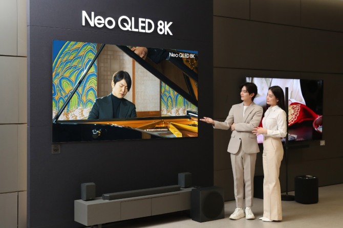 삼성전자 모델이 삼성스토어 대치점에서 Neo QLED 8K TV로 파이니스트 조성진의 8K 라이브 연주 영상을 감상하고 있다.  사진=삼성전자