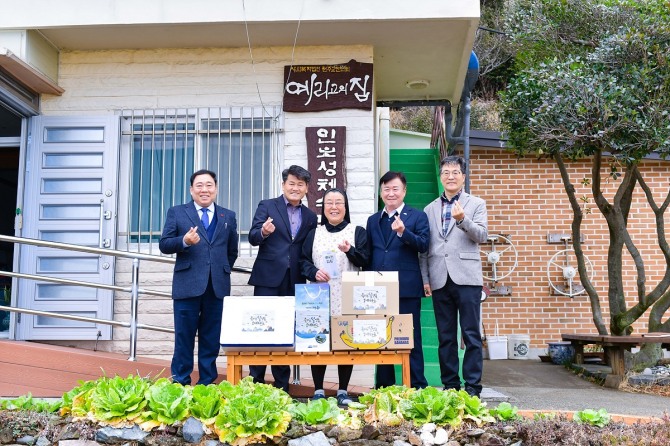 정기명 여수시장이 설 명절을 맞아 저소득층과 사회복지시설 등을 대상으로 위문활동을 펼쳤다. 사진=여수시