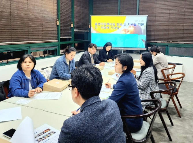 시흥시의회 김수연 의원과 박소영 의원이 지난 6일 의회청사 소담뜰에서 출생 미등록 아동의 발굴 및 지원을 위한 간담회를 했다. 사진=시흥시의회