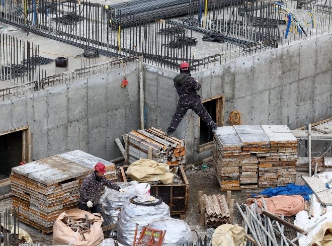 지난달 22일 경기도 고양시의 한 오피스텔 공사장에서 인부들이 작업하고 있다.사진=연합뉴스