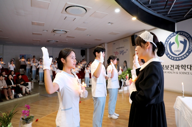 지난해 9월 충북보건과학대학교 합동강의실에서 열린 제12회 나이팅게일 선서식에서 간호학과 학생들이 선서하고 있다. 사진=충북보건과학대