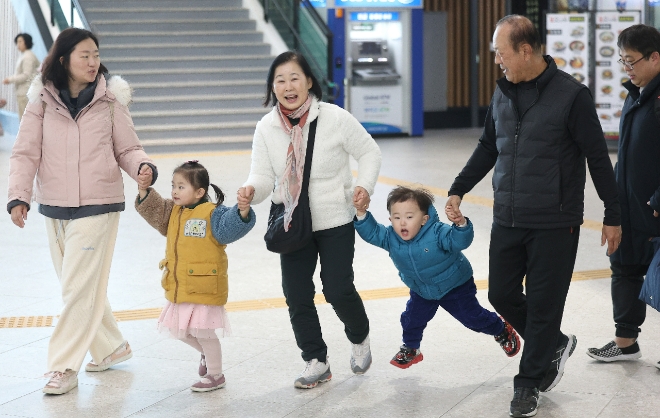 설 명절 연휴를 하루 앞둔 8일 서대구역에서 시민들이 귀성한 가족의 손을 잡고 집으로 향하고 있다. 사진=연합뉴스