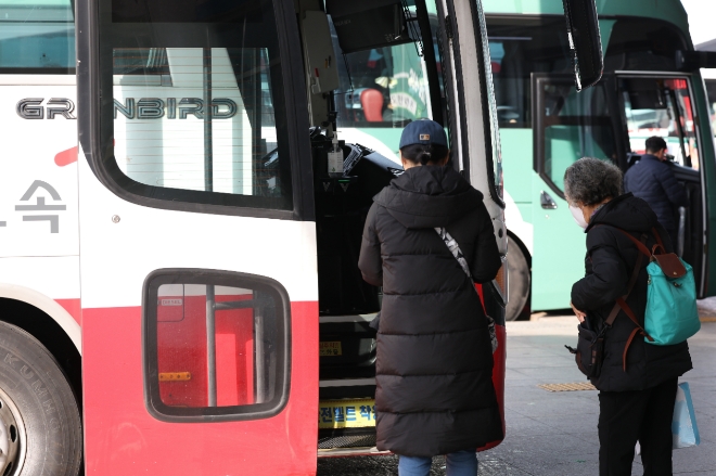 설 연휴를 하루 앞둔 8일 광주 서구 유스퀘어종합버스터미널에서 시민들이 고속버스에 오르고 있다. 사진=연합뉴스