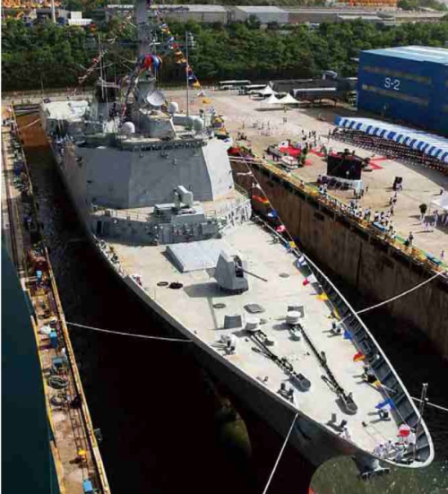 HD현대중공업이 건조한 국내 최초 이지스 구축함(KDX-III) 세종대왕함이 2007년 5월 25일 진수식을 위해 울산 본사 6번 도크에 정박해 있다. 세종대왕함은 2008년 12월 해군에 인도했다. 사진=HD현대