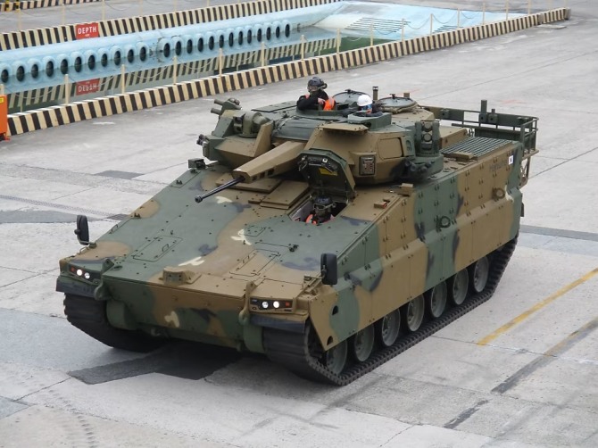 한화디펜스 오스트레일리아는 호주군을 상대로 한국에서 레드백 보병전투장갑차(IFV)의 운전자 교육을 실시했다.