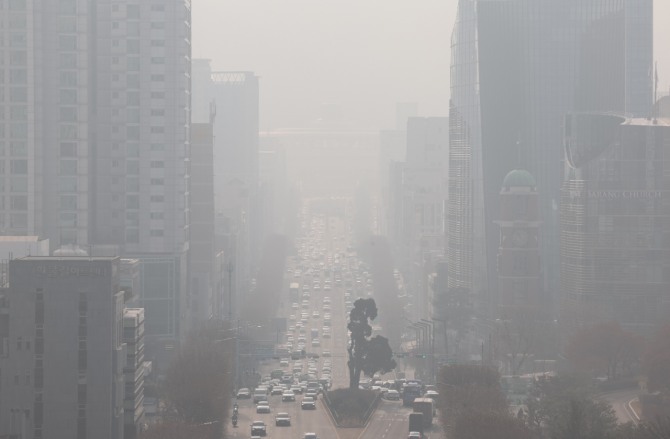 서울에 초미세먼지 주의보가 발령된 1일 오전 서울 서초구 서초역 반포대로 일대가 뿌옇다. 사진=뉴시스