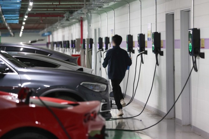 12일 국토교통부 자동차등록통계에 따르면, 2023년 한국 자동차 시장의 전기차 구매율은 9.3%로 중국의 22.2%의 절반에도 못 미치는 것으로 나타났다. 사진=연합뉴스