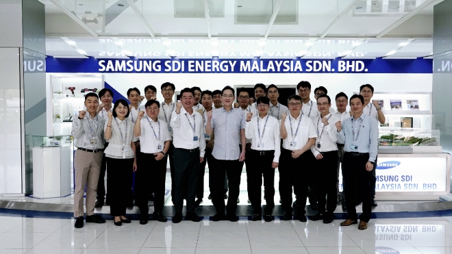 이재용 삼성전자 회장이 지난 9일 말레이시아 스름반 SDI 생산법인에서 현지 근무자들과 기념 촬영을 하고 있다. 사진=삼성전자