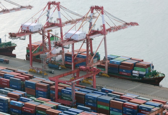  한국의 대중 수출은 지난해 12월 대미 수출에 밀렸다. 사진=연합뉴스