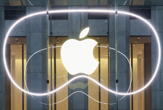 지난 2일(현지시간) 미국 뉴욕 맨해튼에서 애플의 비전프로 헤드셋이 전시된 애플 플래그십스토어. 사진=로이터