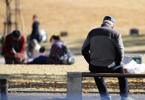 도쿄 공원의 벤치에 앉아 있는 고령자의 모습. 사진=연합뉴스