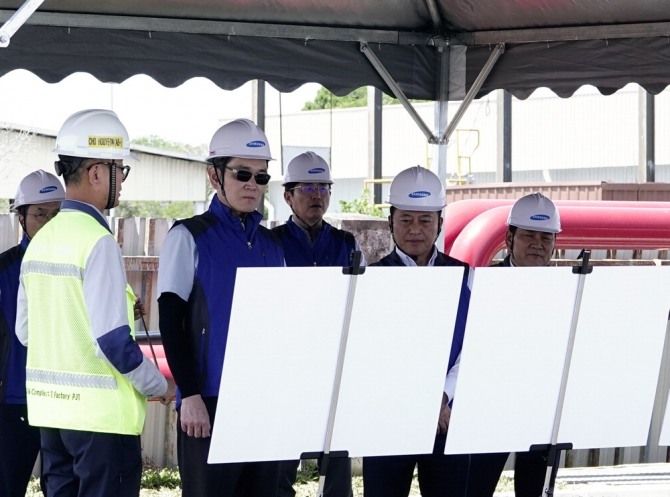 이재용 삼성전자 회장(오른쪽 넷째)이 최윤호 삼성SDI 사장(오른쪽 둘째) 등과 함께 지난 9일 말레이시아 스름반 삼성SDI 2공장 건설 현장을 점검하면서 관계자에게 설명을 듣고 있다. 사진=삼성전자