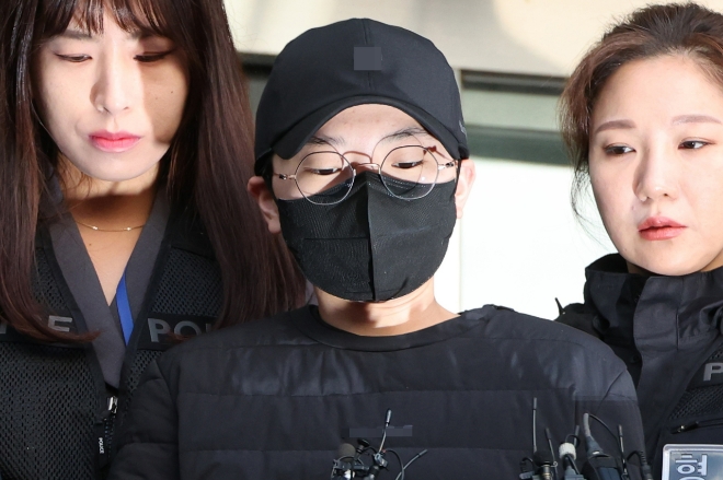 지난해 11월 사기 등 혐의를 받는 전청조(28) 씨가 서울 송파경찰서에 나와 동부지방검찰청으로 압송되고 있다. 전씨는 1심에서 징역 12년을 선고받았다. 사진=연합뉴스