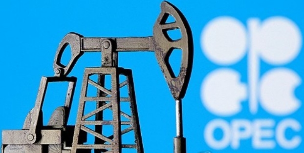 2020년 4월14일 석유수출국기구(OPEC) 로고 앞에 기름 펌프가 보인다.     사진=로이터/연합뉴스 