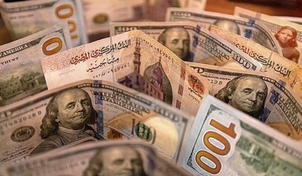2022년 8월15일 미국 100달러 지폐 사이에 이집트 파운드화가 놓여 있다.     사진=AFP/연합뉴스 