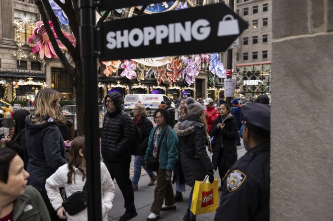 미국 뉴욕시 시민들이 2023년 12월 11일(현지 시간) 5번가를 걷고 있다. 사진=AP/연합뉴스