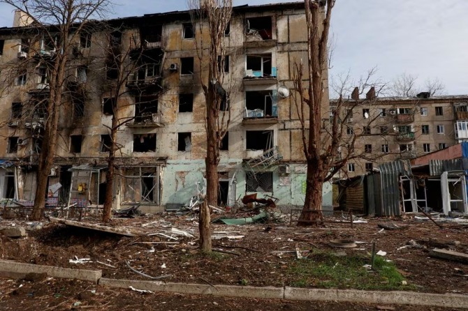 2023년 11월 8일 우크라이나 최전선 도시 아브디브카에서 러시아 군사 공격으로 심하게 손상된 주거용 건물이 보인다. 사진=로이터 