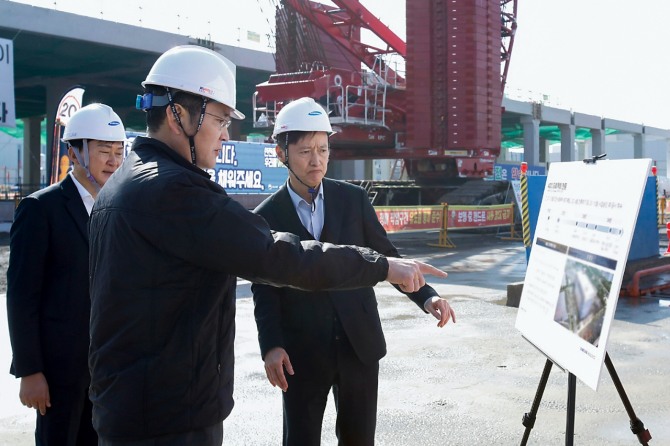 16일 삼성바이오로직스 인천사업장을 찾은 이재용 회장이 항체-약물 접합체(ADC) 제조시설 건설 현장에서 관계자 브리핑을 듣고 있다. 사진=삼성전자