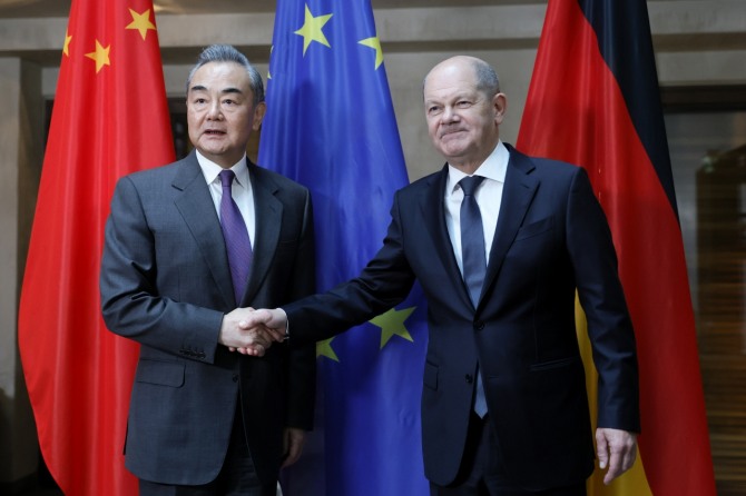 세계 최대 안보회의인 뮌헨안보회의에 참석한 왕이 중국 외교부장이 17일(현지시간) 올라프 숄츠 독일 총리와 만나고 있다. 16~18일 열린 이 회의엔 각국 500여명이 참석, 국제 안보에 대해 논의했다.사진=EPA/연합뉴스