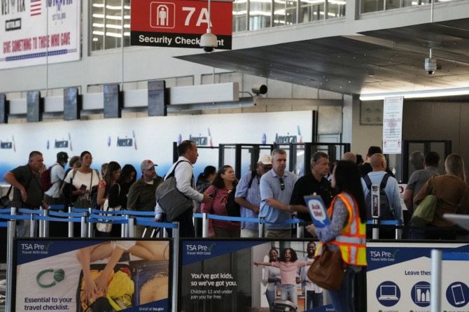 미국 시카고 국제 공항에서 승객들이 탑승 절차를 밟고 있다. 사진=로이터