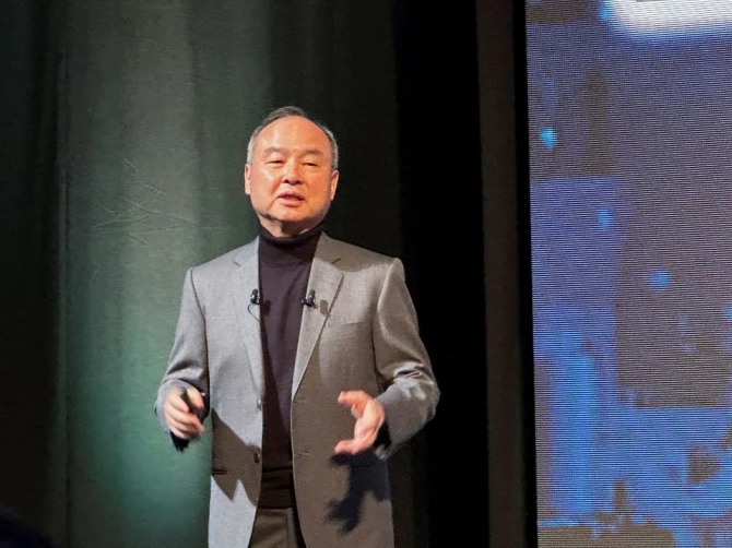 2023년 10월 4일 일본 도쿄에서 열린 소프트뱅크 월드 2023 기업 콘퍼런스에서 손정의 소프트뱅크 CEO가 연설하고 있다. 사진=로이터 