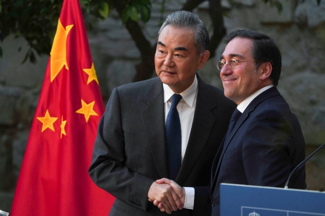스페인을 방문한 왕이 중국 외교부장(왼쪽)이 18일(현지시간) 코르도바 알카사르에서 호세 마누엘 알바레스 스페인 외무장관과 악수하고 있다. 이날 알바레스 장관은 중국이 스페인산 소고기에 대한 금수 조치를 해제하기로 했다고 밝혔다. 사진=EPA·EFE/연합뉴스